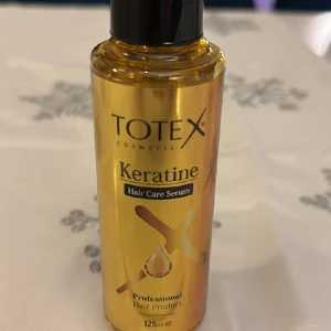 Keratine hair care serum - (Hårolja)  Flaskan innehåller 125 ml, märket är italienskt och är ett bra märke.   •Denna produkt passar bra för personer med slitet och torrt hår. Den mjukgör och ger håret glans och fukt.  •Vid köp av fem stycken eller mer, så ingår frakten i priset. 