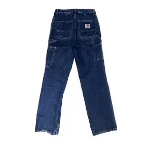 Jeans frpn carhartt i storlek 26x32, sitter perfekt på mig som är en storlek S:) köpt på junkyard för 1400 kr och är i bra skick, lite slitning nere vid hälarna bara. Pris går att diskuteras💕hör av er vid frågor:)