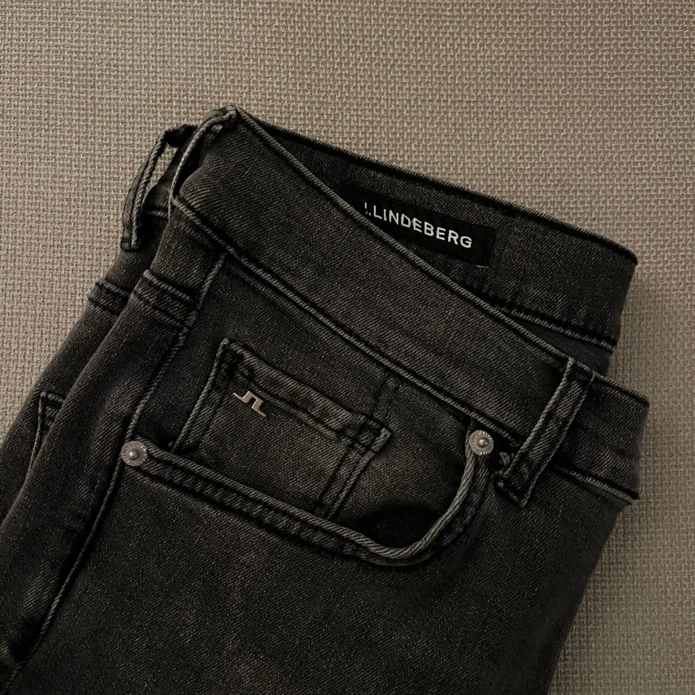 Lindeberg jeans i riktigt bra skick. Storlek 30, färg grå. Modellen är 180 cm lång. Ordinarie pris 1500kr! Inga tecken på användning! . Jeans & Byxor.