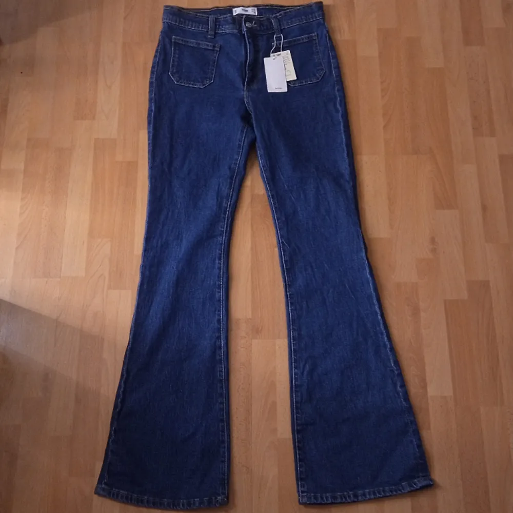 Jeans från märket Mango, storlek 40. Helt oanvända men ena bältloopen är trasig men går lätt att laga. (Nypris 450kr).. Jeans & Byxor.