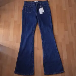 Jeans från märket Mango, storlek 40. Helt oanvända men ena bältloopen är trasig men går lätt att laga. (Nypris 450kr).