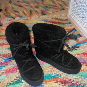 Hm nya modell av dom super populära vinterskorna - Hm nya modell av dom super populära vinterskorna. Felfria. använd fåtal gånger. Stl 38 passar även 37. 