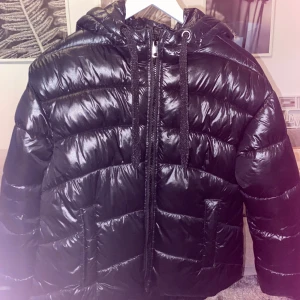 Svart dunjacka! 🤩🥂 - Intressekoll på min snygga svarta dunjacka  med glittrande snöre!💋 säljer då pågrund av att jag är sugen på en ny ! Den är sparsamt använd och har inga trasigt delar🤩  Fråga gärna om du vill har bild på🫶 Jackan är från Calliope💞✨