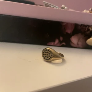 Edblad ring - Säljer den här superfina ringen från Edblad i storlek 18,5. Den är helt i nyskick nästan oanvänd nypris är 500 💗