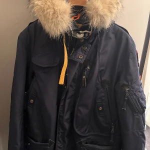 Parajumper jacka  - Storlek M , limited edition,kemtvättad så den är som ny ,rök och djur fri Färg:mörkblå 