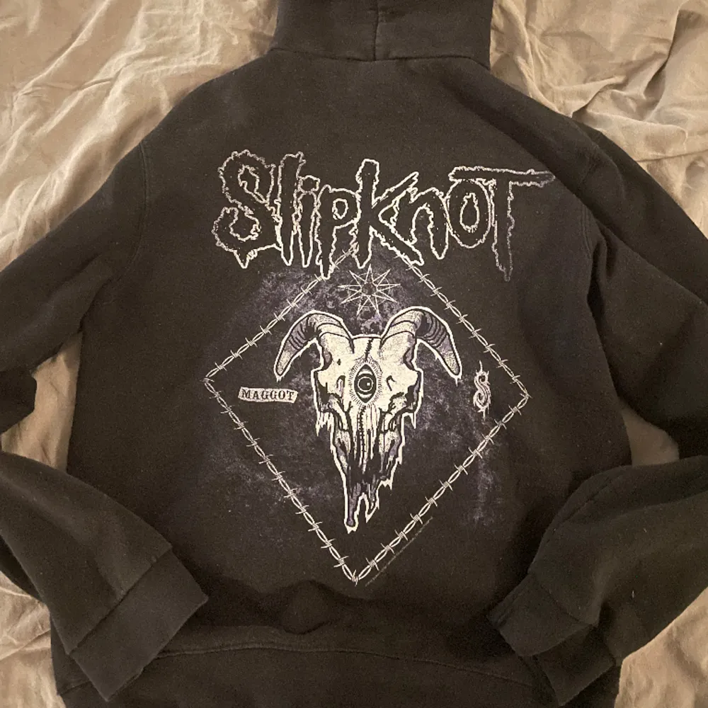 Säljer min Slipknot hoodie då den inte längre iommer till användning :) . Hoodies.