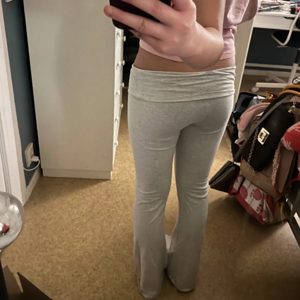 Intressekoll på mina yoga pants från Brandy Melville. Köpta för cirka 250 kr. Har sytt upp de så att de ska passa mig som är 163! Har tyvärr inte kommit till så mycket användning..❤️‍🔥. Jeans & Byxor.
