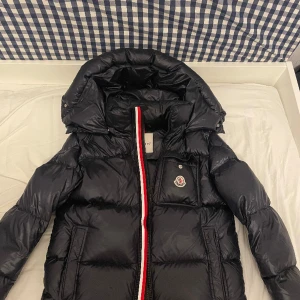 Moncler montbeliard - Mörkblå - Moncler jacka som är i toppskick samt endast använts ett fåtal gånger. Den är stor i passformen och är ganska luftig. Snabbköp föredras där pris kan diskuteras!