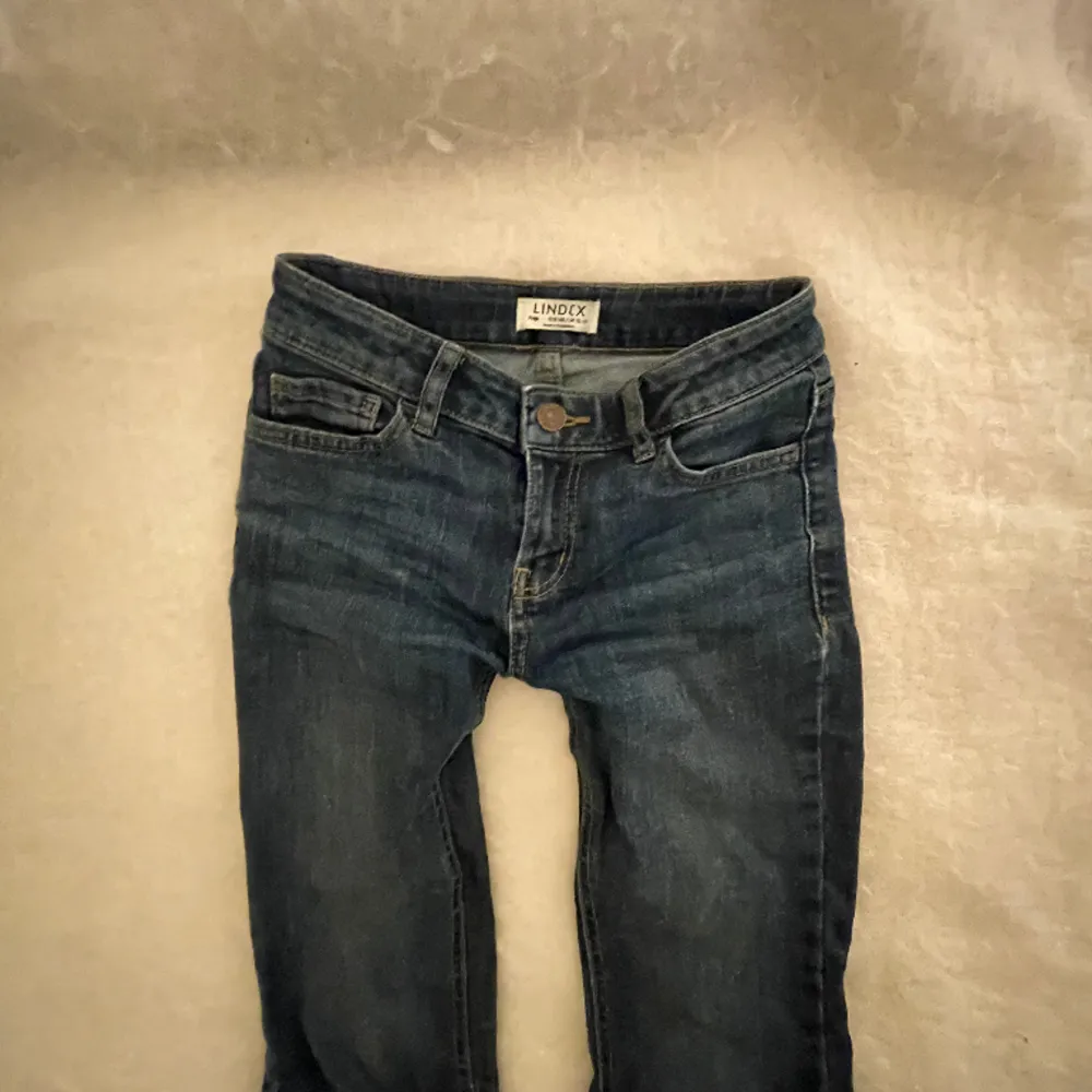 Fina low waist jeans från Lindex. Jag säljer för att de blivit för små och för korta. Inga defekter!  🩷 storlek 146 i barnstolek!. Jeans & Byxor.