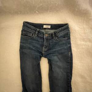 Fina low waist jeans från Lindex. Jag säljer för att de blivit för små och för korta. Inga defekter!  🩷 storlek 146 i barnstolek!