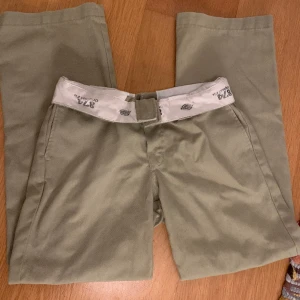 Byxor från Dickies - Jättefina byxor från Dickies😍😍 Trycket är lite slitet men annars är byxorna jättefina!! Säljer då dem är för små för mig 