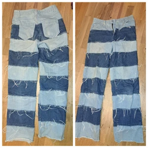 Jeans midwaist - Köpt av kompis för 2 år sen och säljer nu då de är för små💙Är hela och rena.   Skriv om fler bilder