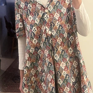 Mönstrad blus - Blus/kjorta/miniklänning - whatever fits your mood 😎 superfint mönster och med en ficka på ena sidan. Köpt secondhand men i fint skick!  