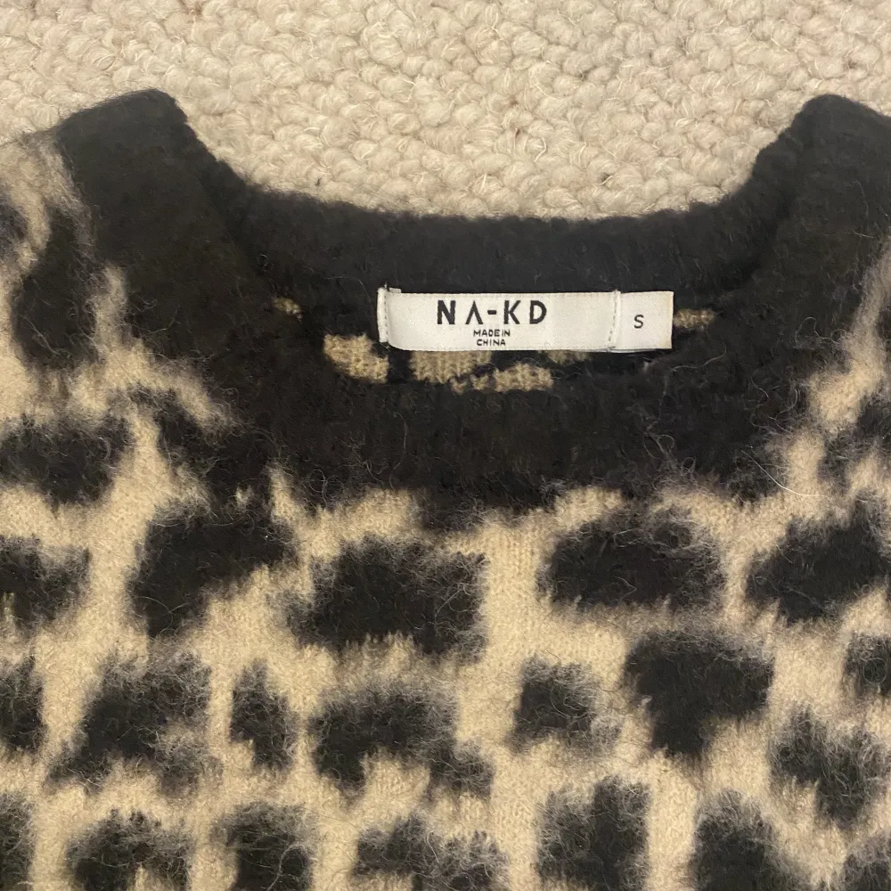 Säljer denna jätte fina o sköna stickade tröja från NA-KD!! Den är i väldigt fint skick då den knappast har använts🤩🤩 (Storlek S). Stickat.