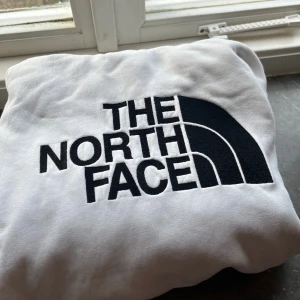 Hoddie, The North Face - Knappt använd hoodie.