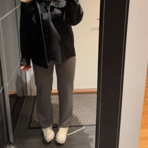 Gråa kostymbyxor  - Gråa kostymbyxor från vero Moda. Använda fåtal gånger och i fortfarande fint skick. Passar mig som är 165cm.  Köparen står för frakten!