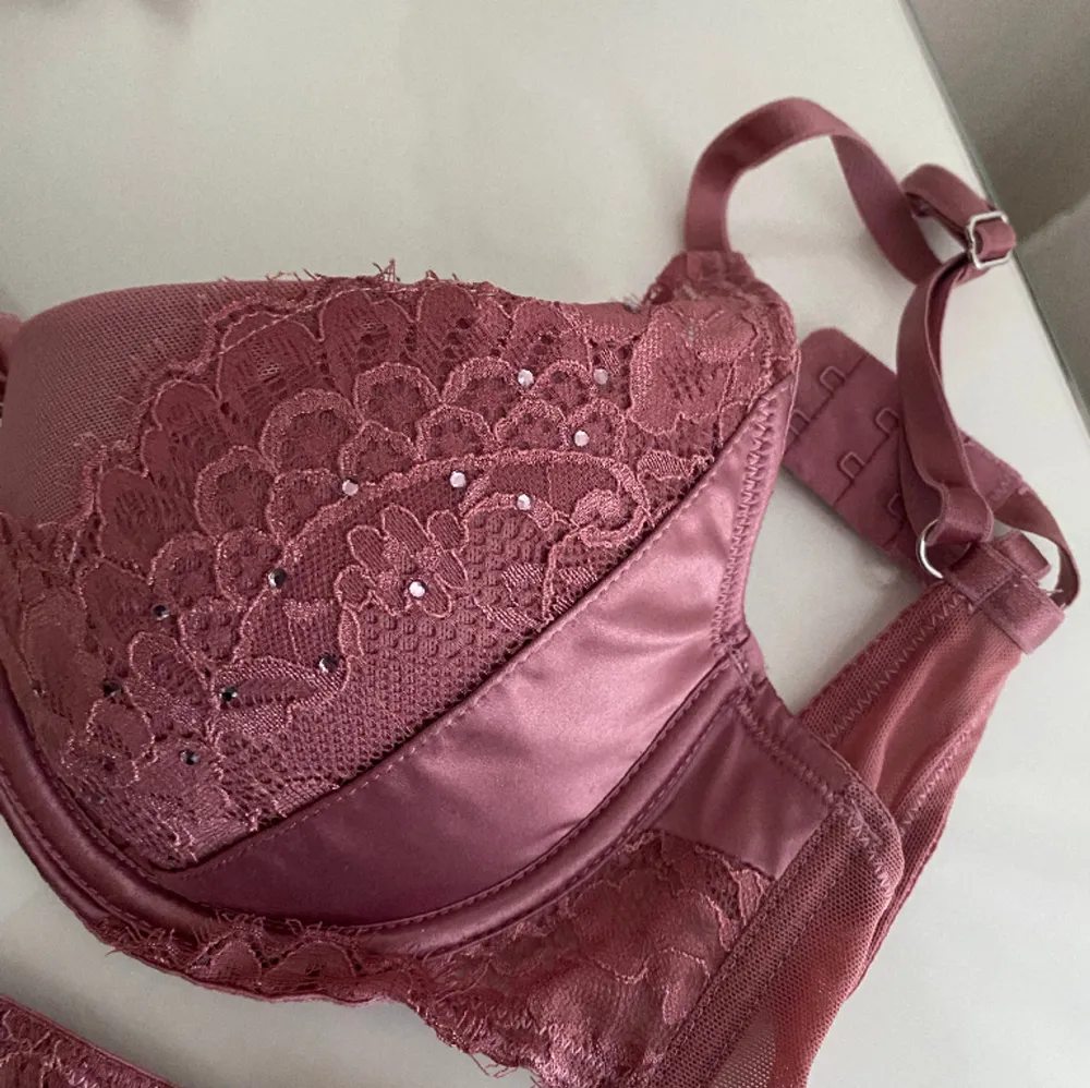 Rosa sett från Hunkemöller från deras Doutzen’s Stories kollektion. Storlek 75C på BH:n och storlek S på trosan. Använd en gång. Nypris för både 599kr. . Accessoarer.