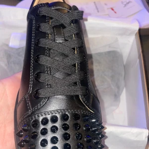 Christian Louboutin skor - Ett par Christian Louboutin skor, med storlek 42. Kommer med paket, påse och Kommer med allting som behövs. Oanvänd. Fler bilder kan skickas vid önskan. Kan köpas direkt för 4000kr men det kan diskuteras. Möts både upp och fraktar. Butikspris≈9880kr.