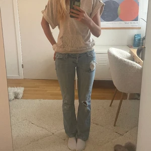 Lågmidjade jeans - Snygga lågmidjade ljusa jeans med coola detaljer. Några små defekter, jag är 172.