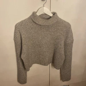 Stickad tröja  - Croppad stickad tröja med en mindre krage 