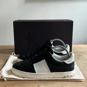 VALENTINO FLYCREW - Säljer dessa valentino-flycrew skor i storlek 41/42. Riktigt fint skick, 9.5/10🤩ALLA spikar kvar! Tillkommer 2 dustbags. Hör av er vid frågor eller funderingar!