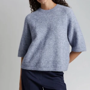 Stickad t shirt  - Intressekoll på denna stickade tröjan från & Other Stories. Endast använd 2 ggr så i helt perfekt skick!💕💕Nypris 690kr