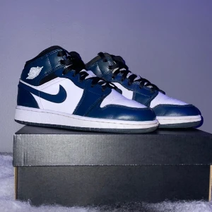 Air Jorden 1 mid - Hej  Säljer mina Jorden som mest har stått på en hylla för prydnad. Men säljer dem nu för dem inte passar. Dom finns i Strängnäs. Och är i storlek 36,5. Dem är i fint skick och är använda några få gånger. Ny pris ligger runt 3000 kr. Köpta på restocks. 😊