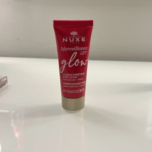 Kräm - Säljer denna ansiktskrämen från nuxe i 15 ml, den är super bra under smink💕 nypris för den stora är 710 kr