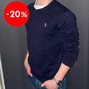 Ralph Lauren tröja - Säljer nu en stickad marinblå Ralph Lauren tröja i nyskick, 9/10, inga skador eller fläckar (blixt på bilderna). Ett klassiskt och tidslöst som passar till allt året om. Nypris 1999kr, mitt pris 499, NU 399! 🚨🚨. Priset är förhandlingsbart vid snabb affär!