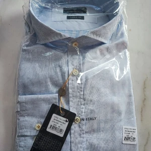 Hansen & Jacob Skjorta strl 43 - Helt ny inplastad ljus blå skjorta från Hansen & Jacob i Modellen: Shirt Multipattern Stretch i storlek 43 (XL).