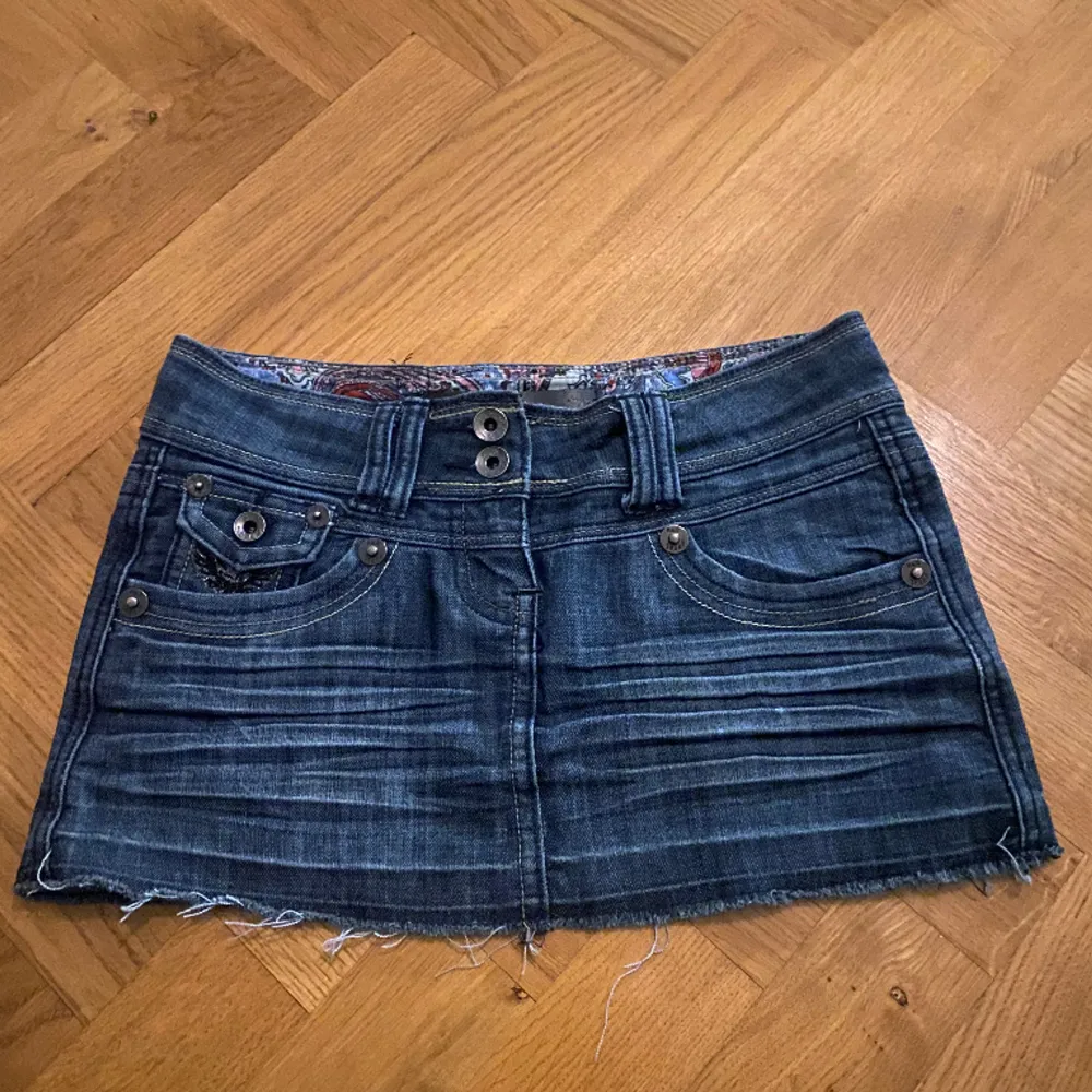Säljer min jätte söta mini jeans kjol💕 Säljer den eftersom den tyvärr blivit för liten 🙏 midjemått-37cm . Kjolar.