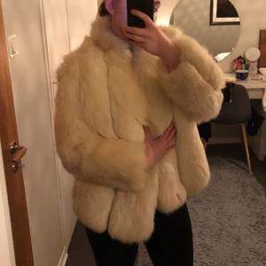 Pälsjacka äkta - Intressekoll på en Vit rävpälsjacka, den har några små hål som inte syns när man har på sig den, även några fläckar på insidan av jackan som inte heller syns när man har på sig jackan. Skriv för flera bilder😄