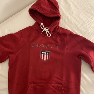 Gant hoodie storlek S - Säljer en Gant hoodie S i väldigt fint skick.  Har haft på mig den i ca 3-4 gånger men den känns för liten för mig.  Kan mötas upp i Stockholm/Tullinge.