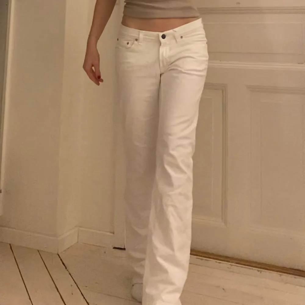 Säljer ett par vita jeans från Filippa K. De är lågmidjade och raka i benen. De har tecken på användning (skriv privat för mer info), men är i bra skick. Jag har i vanliga fall storlek S och är 164cm❤️säljer för att de är för stora❤️. Jeans & Byxor.