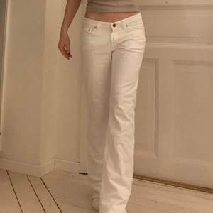 Säljer ett par vita jeans från Filippa K. De är lågmidjade och raka i benen. De har tecken på användning (skriv privat för mer info), men är i bra skick. Jag har i vanliga fall storlek S och är 164cm❤️säljer för att de är för stora❤️