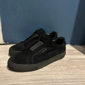 Axel Arigato skor - Tja, säljer nu dessa feta Arigato skor. Använda en del och därmed är skicket 8/10, sulan i är lite sliten men skicket är fortfarande bra. Ny pris 2650 kr. Hör av er för fler frågor!🤩