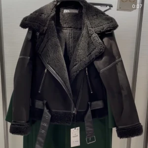 Jacka - Nyskick, säljer pga får inte användning av den. Köpt på Zara för 1200