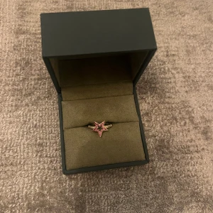 Ring  - Aldrig använd, justerbar storlek 