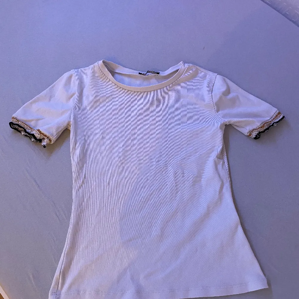 Säljer min vita Zara kortärmade med fina avslutningar på ärmarna, har använd tröjan ca 3 gånger alltså är den i väldigt bra skick, nypris är 170kr. T-shirts.