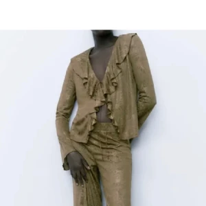 Zara topp - As snygg och populär zara topp som inte finns att köpa längre, aldrig använd så helt ny!!💕Pris kan diskuteras 