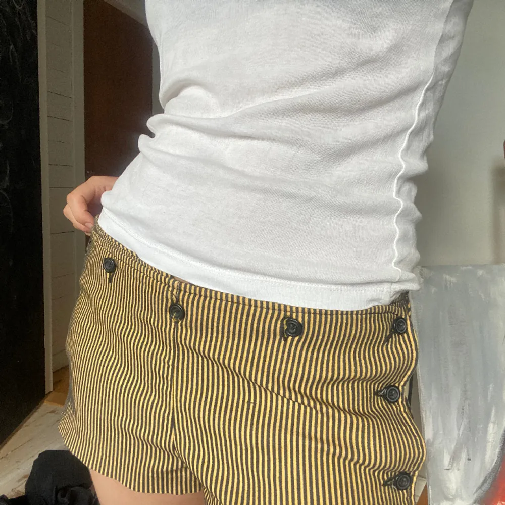 Så coola shorts i collab med kate moss, små i storleken! . Shorts.