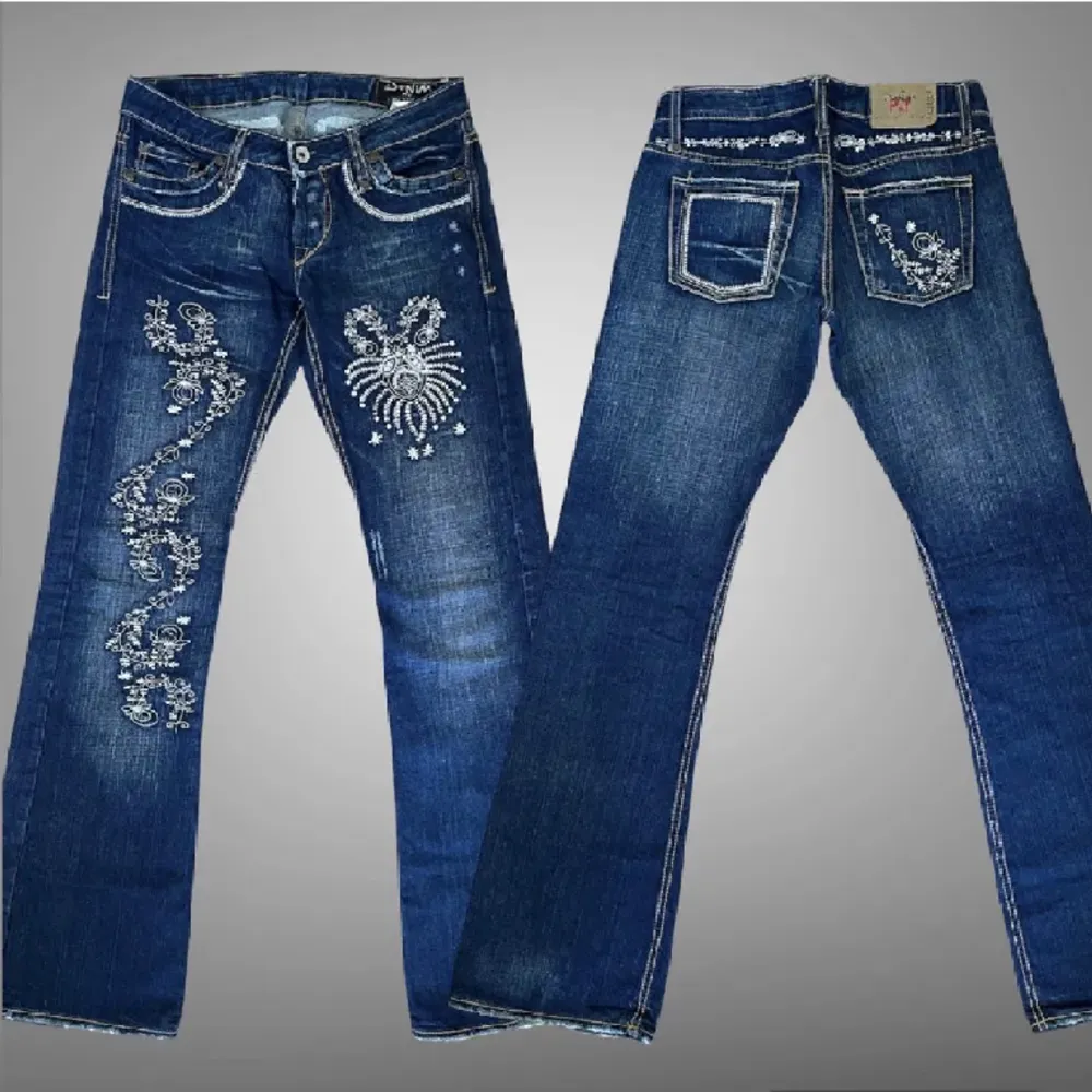  (INTE MINA BILDER) Säljer mina P&Y jeans som är svåra att få tag på. Vintage, i bra skick och med fint broderi både fram och bak. Säljer då de inte kommer till användning. Skriv vid frågor 🤍. Jeans & Byxor.