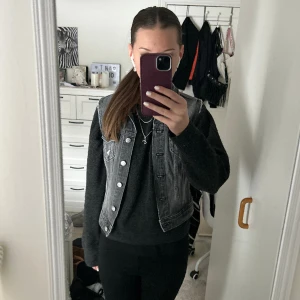 Grå jeansväst - Grå jeansväst som jag inte använder längre! Säljer för 150kr😊