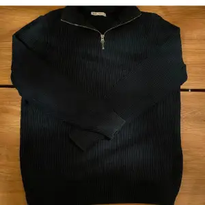 Jätte snygg zip tröja från Zara som tyvärr var för liten. Priset kan diskuteras vid snabb försäljning. ( Lånade bilder)