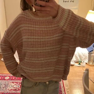 Rosarandig stickad tröja  - En rosarandig jätteskön stickad tröja från pieces. Köpt secondhand, så lite nopprig i slutet av ärmarna ❤️