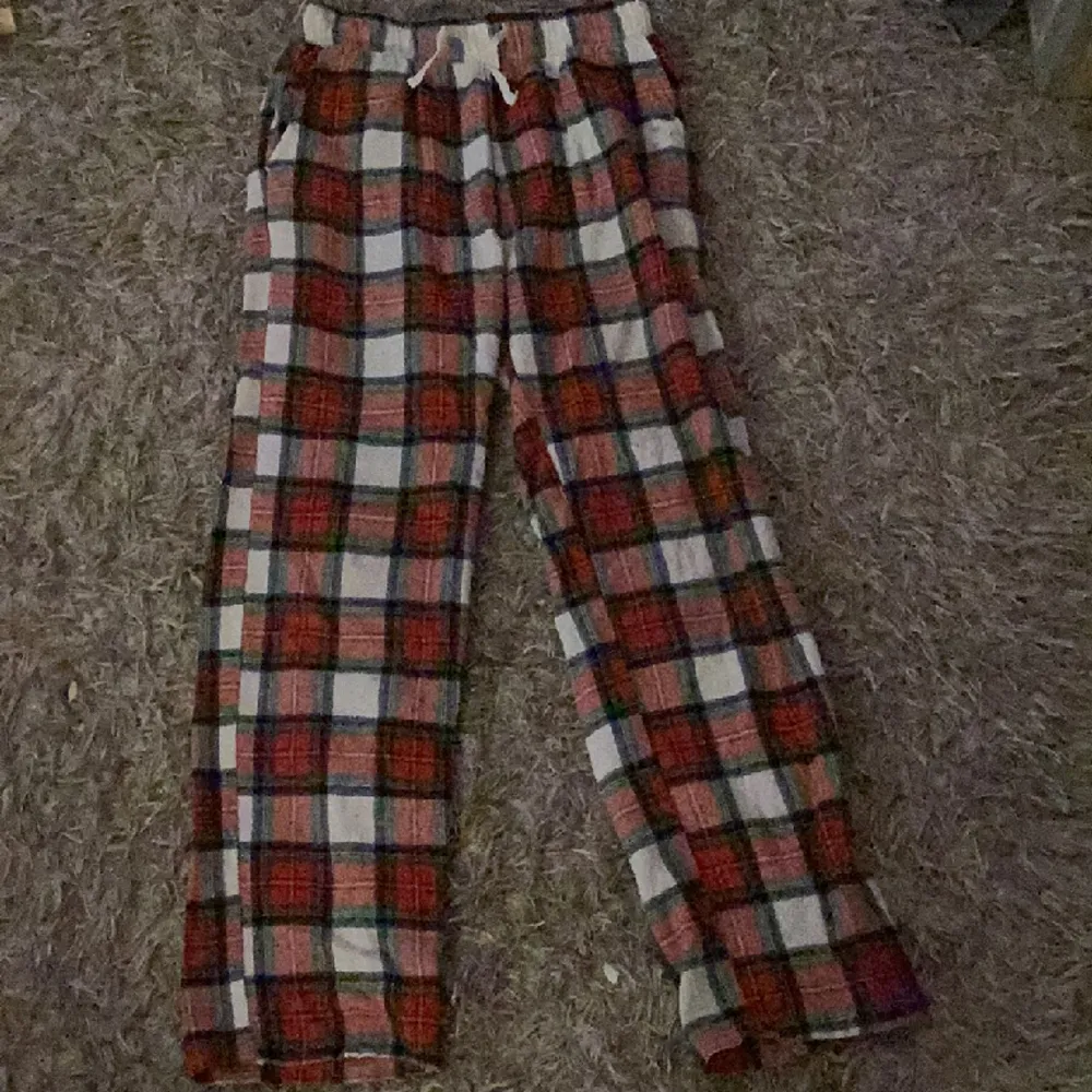 Jag säljer mina sköna Pyjamasbyxor från Lindex i storlek 146/152 då de är för små för mig. Bra skick, endast använda ett par ggr.. Jeans & Byxor.