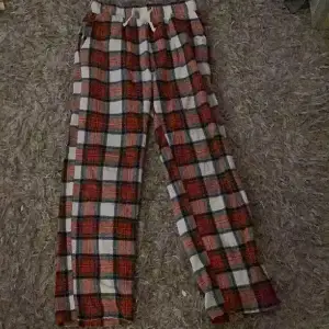 Jag säljer mina sköna Pyjamasbyxor från Lindex i storlek 146/152 då de är för små för mig. Bra skick, endast använda ett par ggr.