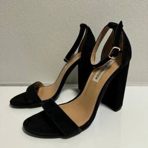 Klackar  - Stilrena svarta klackar från Steve madden, klacken är 10,5cm 