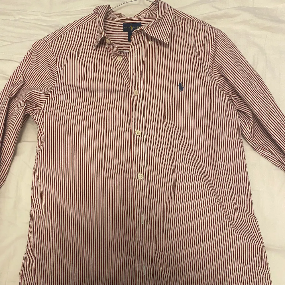 Snygg röd-vit randig skjorta från ralph lauren. Denna är i storleken 18 - motsvarar ca medium! . Skjortor.