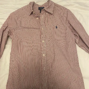 Ralph Lauren Skjorta - Snygg röd-vit randig skjorta från ralph lauren. Denna är i storleken 18 - motsvarar ca medium! 